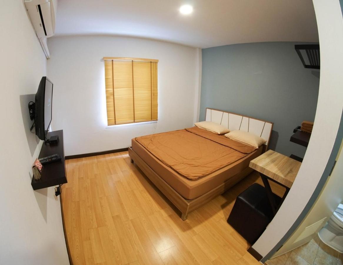Inn Trog And Inn Soi (Adults Only) Bangkok Bagian luar foto