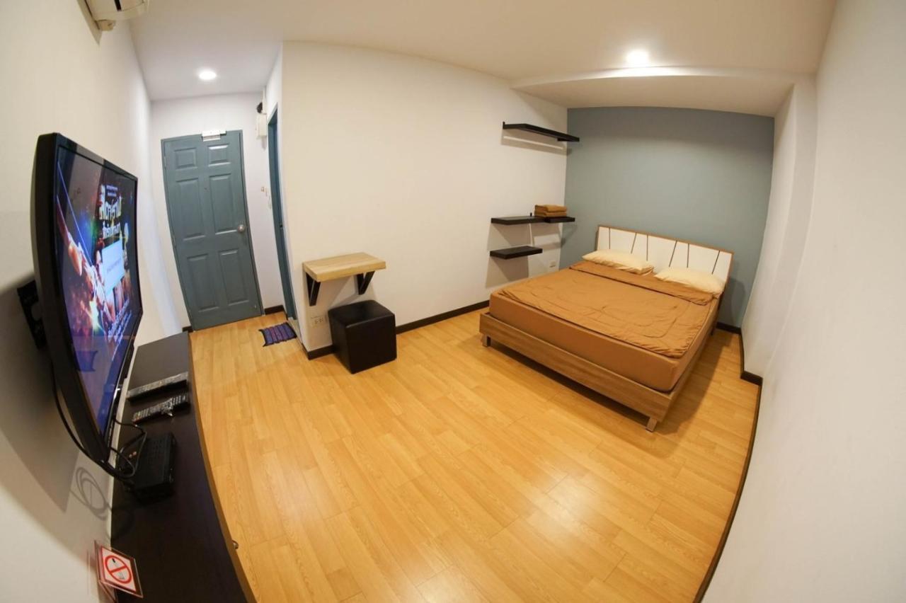 Inn Trog And Inn Soi (Adults Only) Bangkok Bagian luar foto